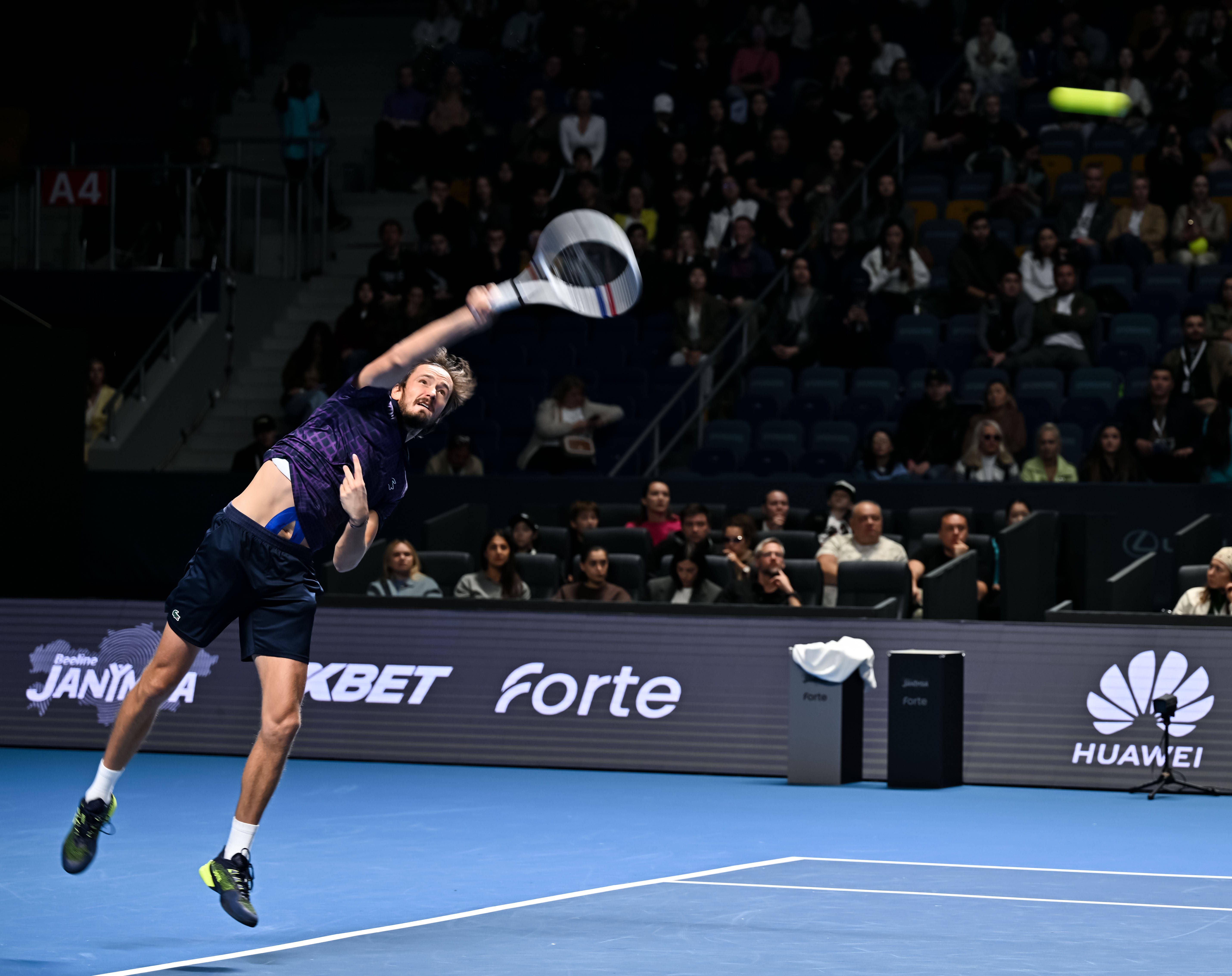 包含日本网球队完胜德国网球队，梅德韦杰夫绝境逆转的词条