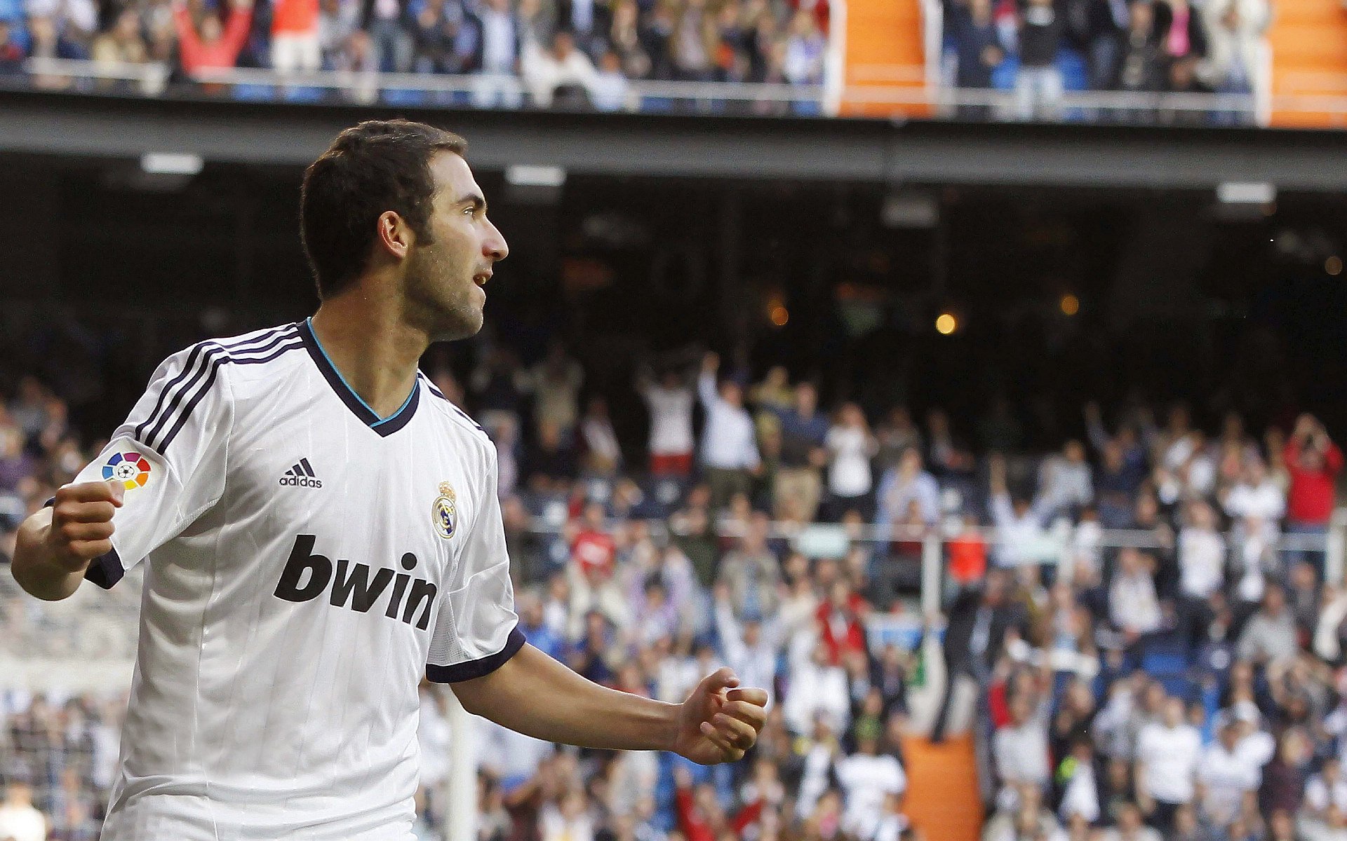 赛道与球场，两个世界的统治级夜晚