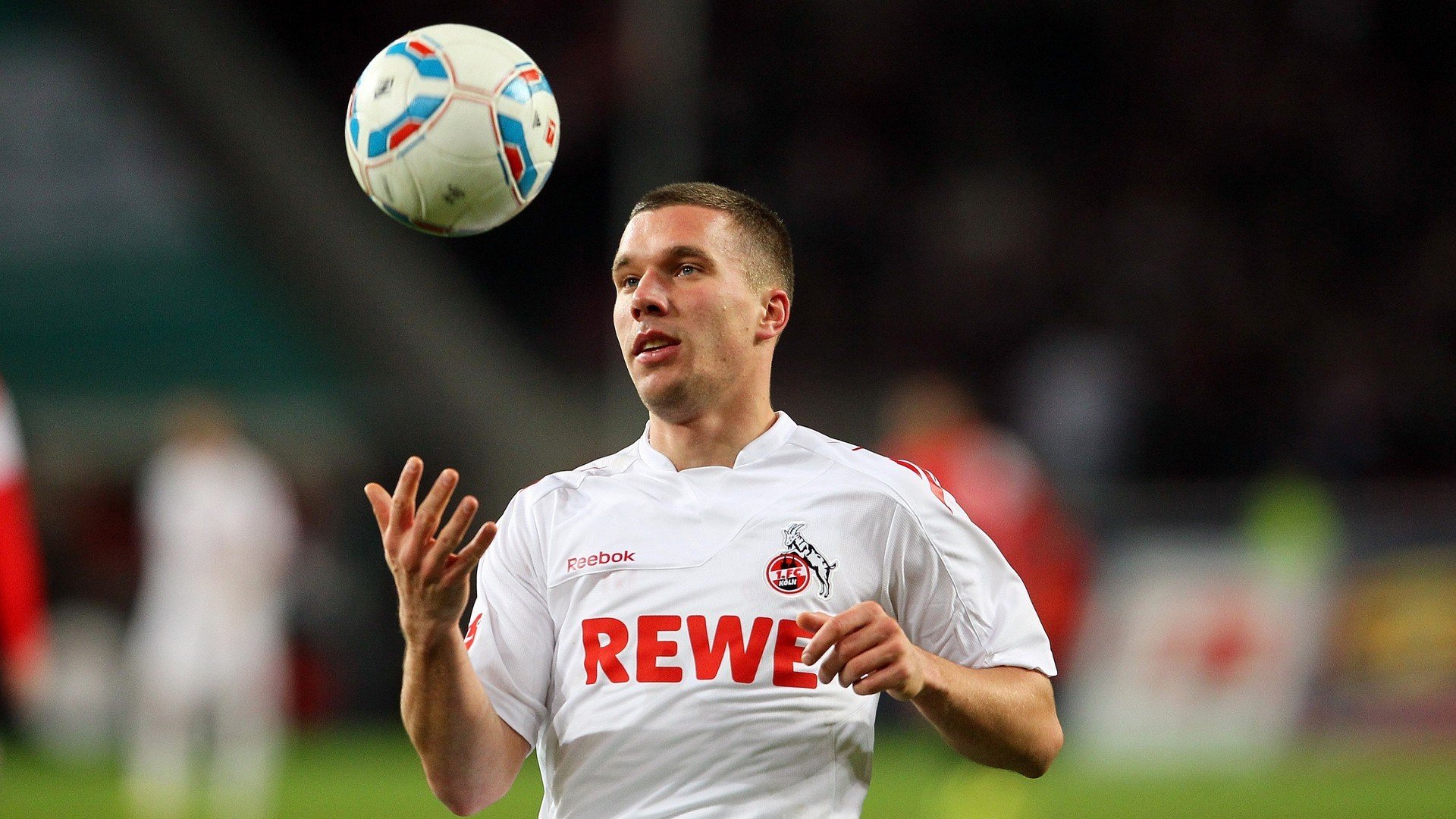 绿茵场与乒乓台的双重奏，日本队鏖战英格兰，许昕刷新纪录书写传奇